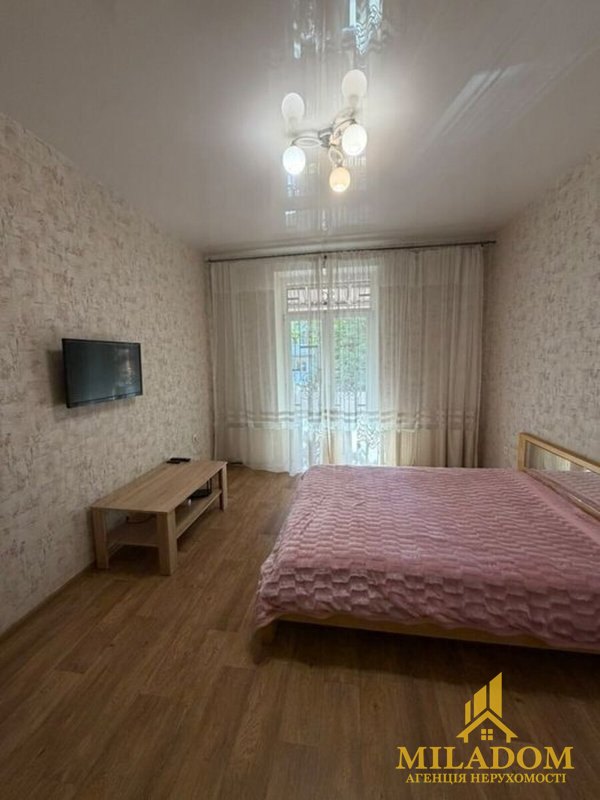 Продаж 2-кімнатної квартири в сталінці на вул. Середньофонтанська, 32 — 57 м², ремонт, індивідуальне газове опалення — фото 1