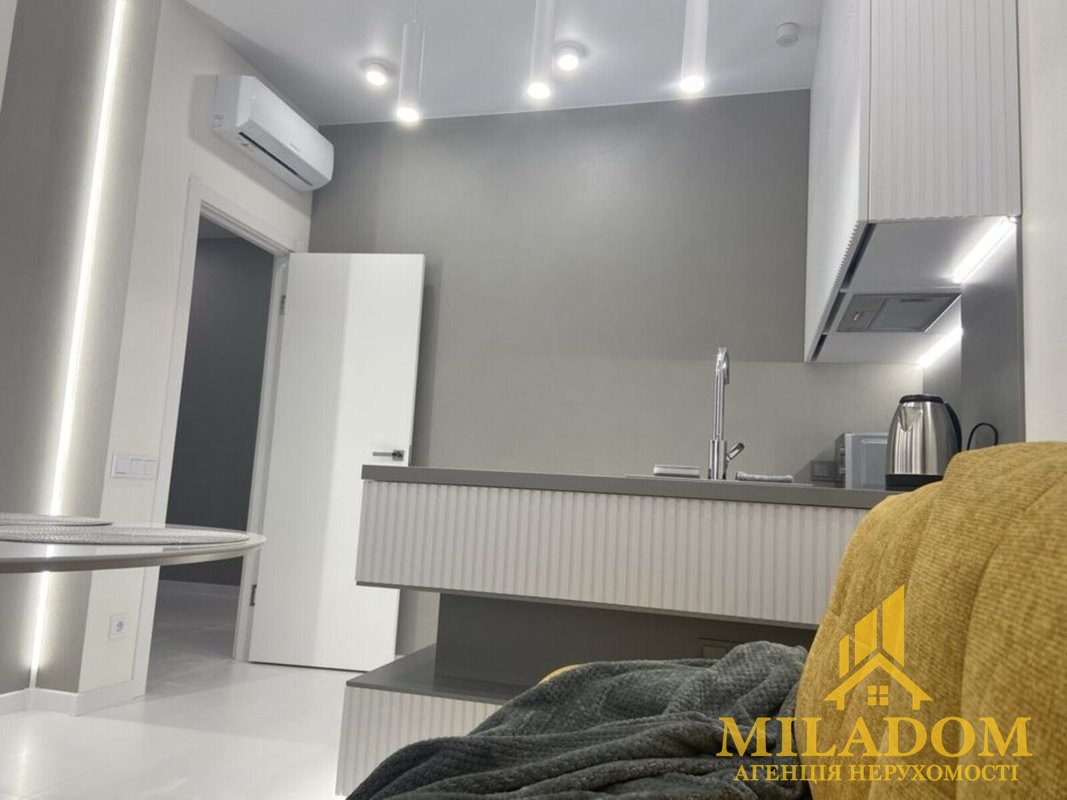 Продаж квартири 2-кімн., 35 м², Приморський — фото 1