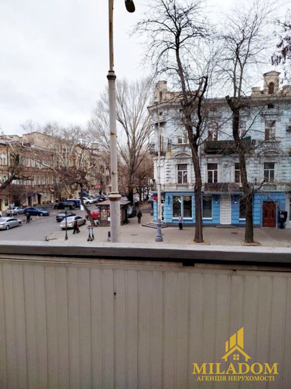 Світла простора 2-кімнатна квартира в центрі Одеси. — фото 4
